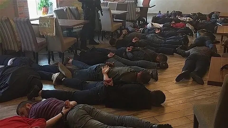 Всем лежать работает омон. Омон фото. Всем лежать работает омон. Оперативная съемка фсб задержание. Задержание мордой в пол.