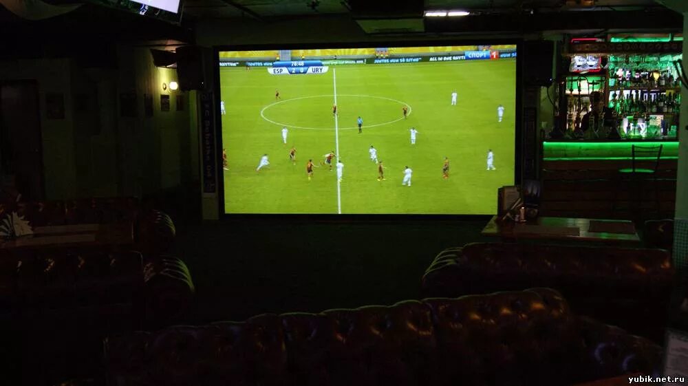 Большие экраны футбол. Спорт бар. Спорт бар футбол. Телевизор в баре. Телевизор футбол.