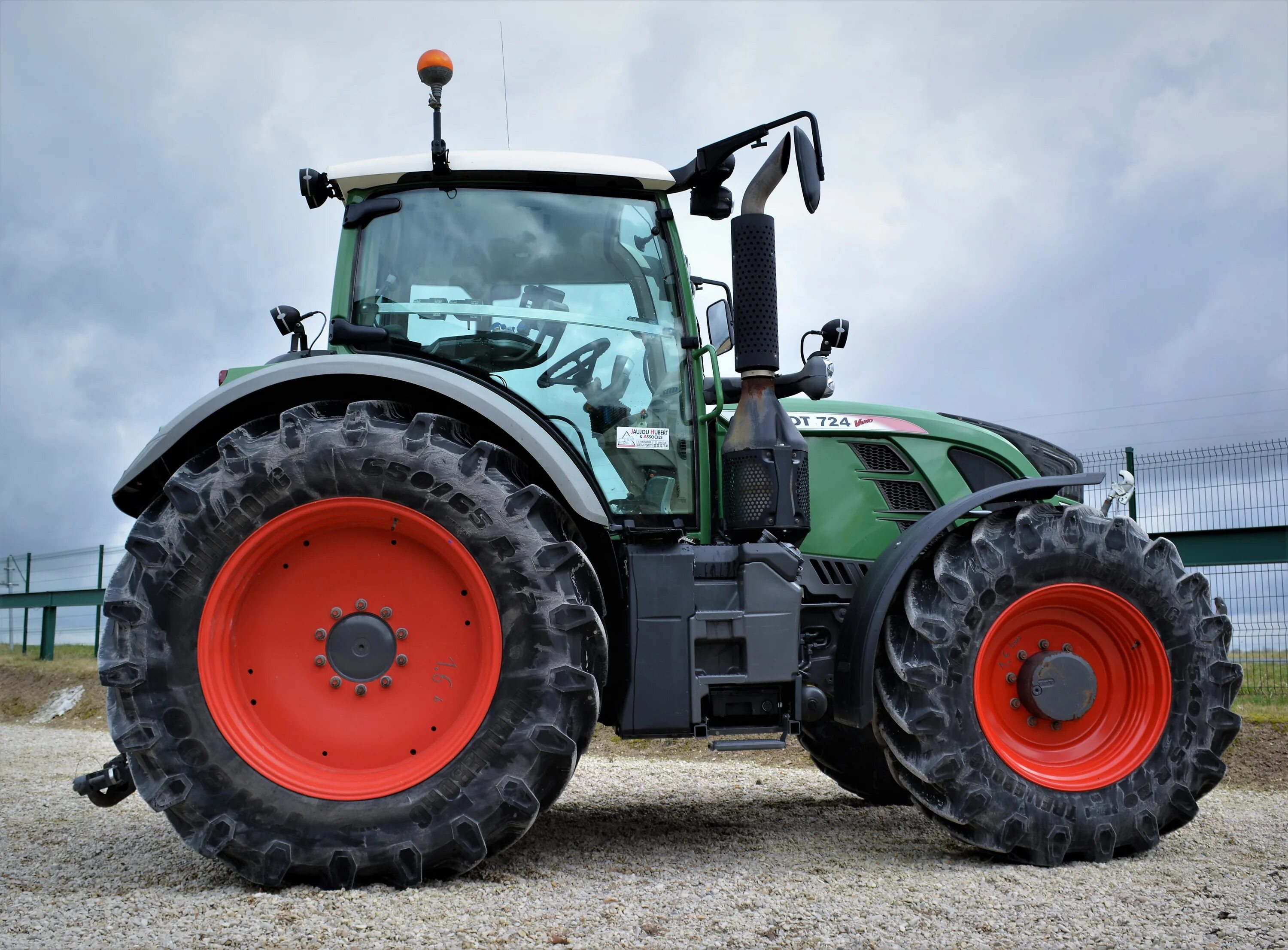 Трактор лок. Трактор колесный Fendt 934. Трактор Fendt 2024. Фендт трактор 8 колесный. Tractor Estate 9122 w / трактор.