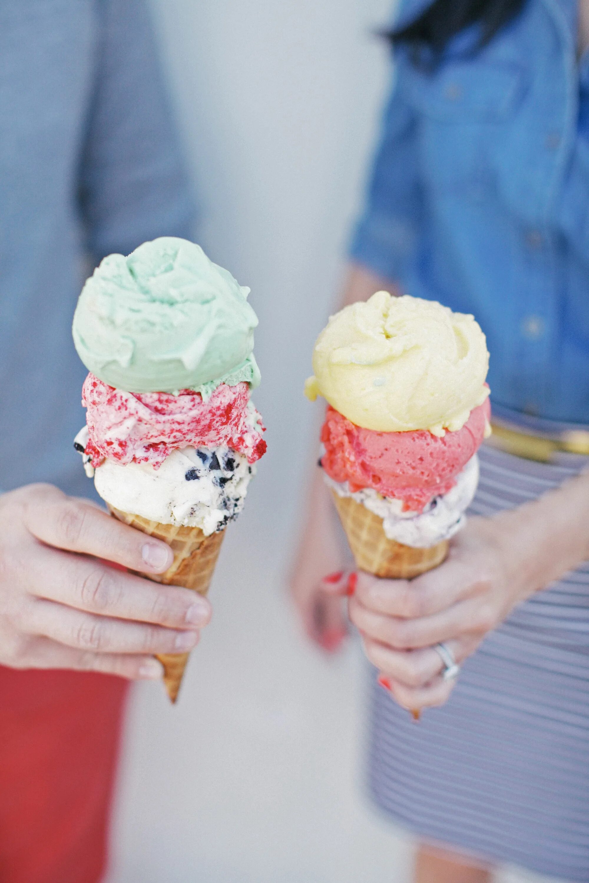 красивое мороженое в рожке. продавец мороженого. купили два мороженого. шарик мороженого в рожке. мягкое мороженое в вафельном стаканчике.
