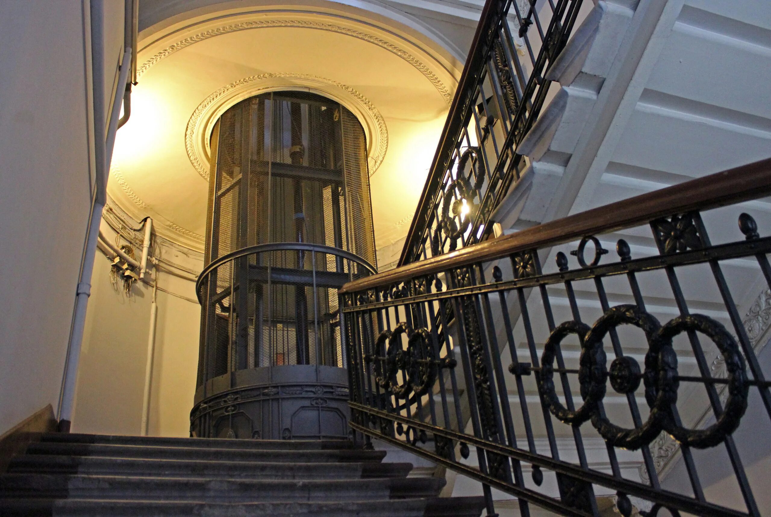 лифты санкт петербург. лифты санкт петербург. старинный лифт. старинный лифт. доходный дом с в муяки санкт-петербург.