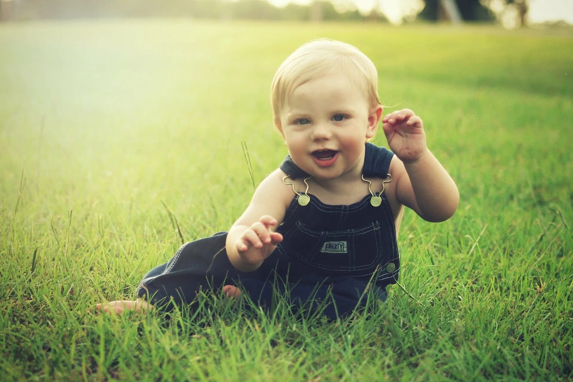 Smiling child. Счастливый ребенок. Радостные дети. Счастливый мальчик. Годовалый ребенок.