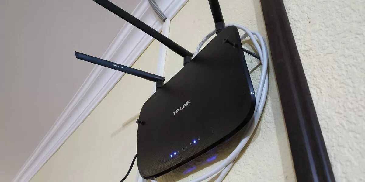 Как закрепить роутер. Вай фай роутер 7 антен. wi-fi роутер 81220ft. роутер на стене. вай фай роутер на стене.