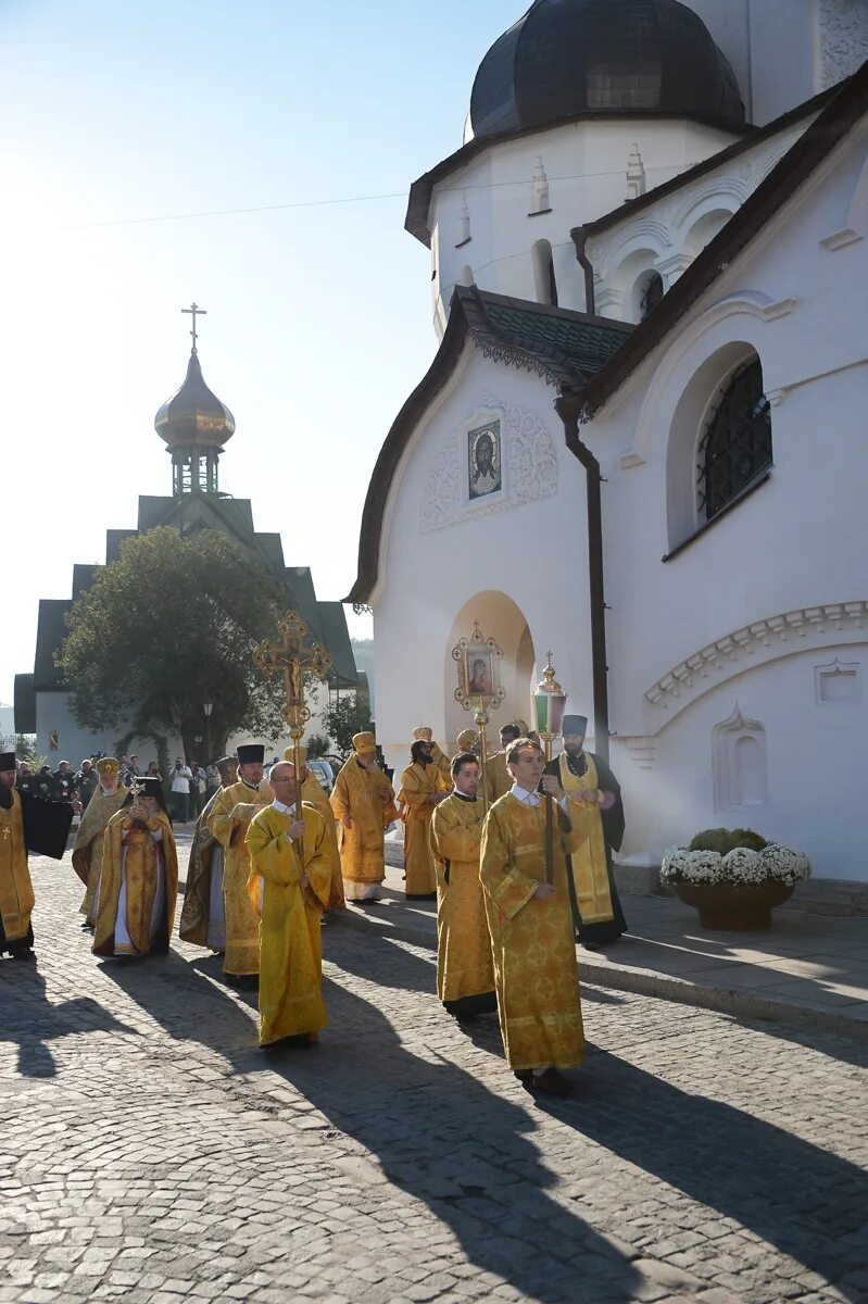 Освящение храма в санкт петербурге. Воскресенский новодевичий литургия. Патриарх кирилл в санкт-петербурге. Патриарх кирилл в санкт-петербурге. Икона пресвятой троицы в свято-троицком измайловском соборе.