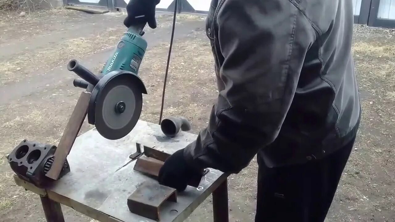 Штатив для ушм вольфкрафт 5019000. Станок с протяжкой для болгарки из профильной трубы 20 мм 25 мм. Резка болгаркой под углом. Станок для резки под 45 градусов трубу профильную. Резка болгаркой под углом.