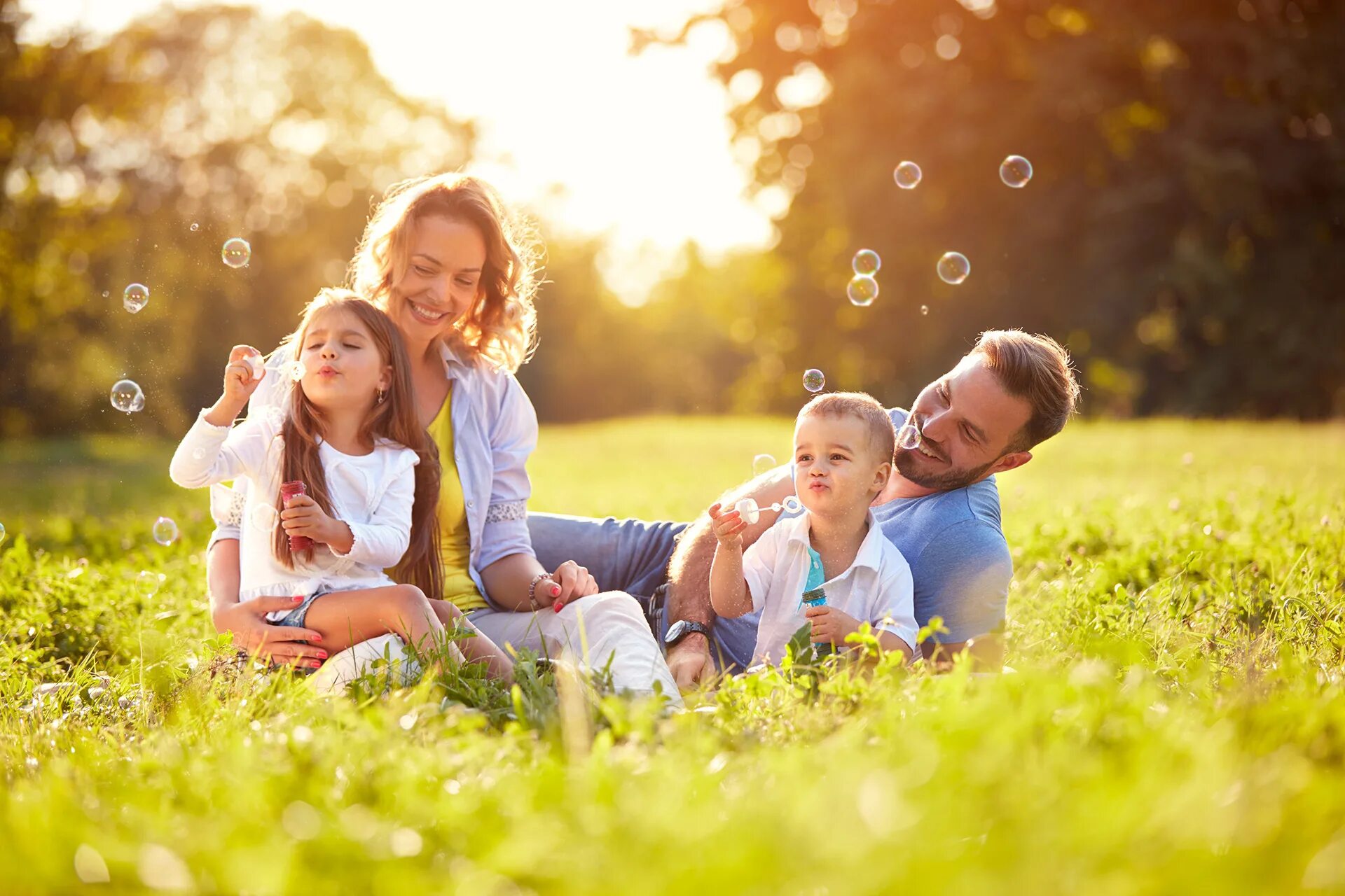 Go love family. Счастливая семья. Ребенок в семье. Родители и дети. Счастливый ребенок с родителями.