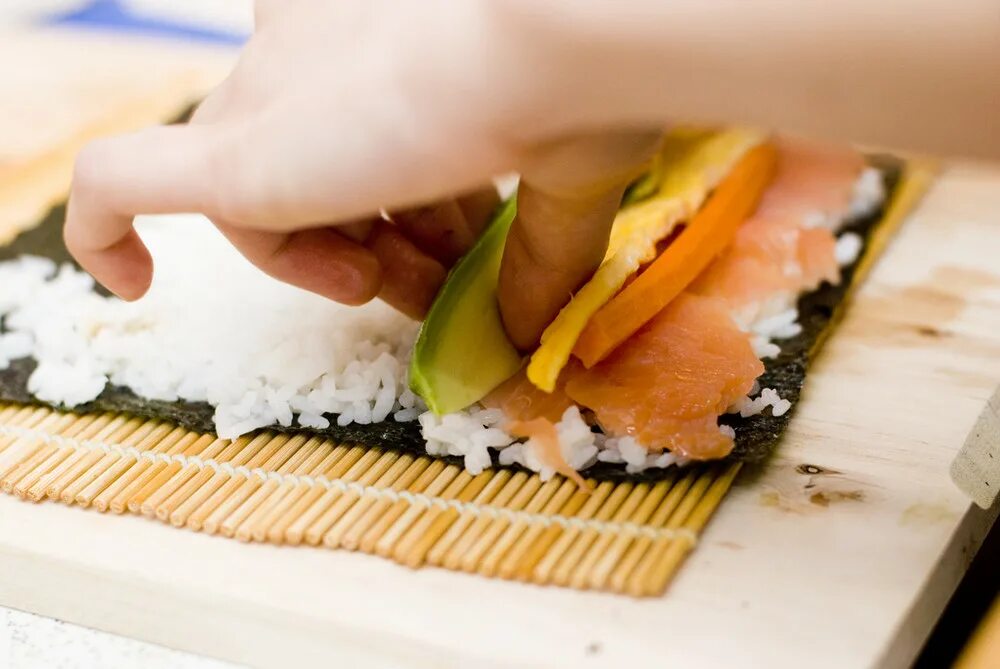 Повар сушист. Детский мастер класс по приготовлению роллов. Мастер класс японской кухни. Мастер класс суши. Мастер класс роллы для детей.