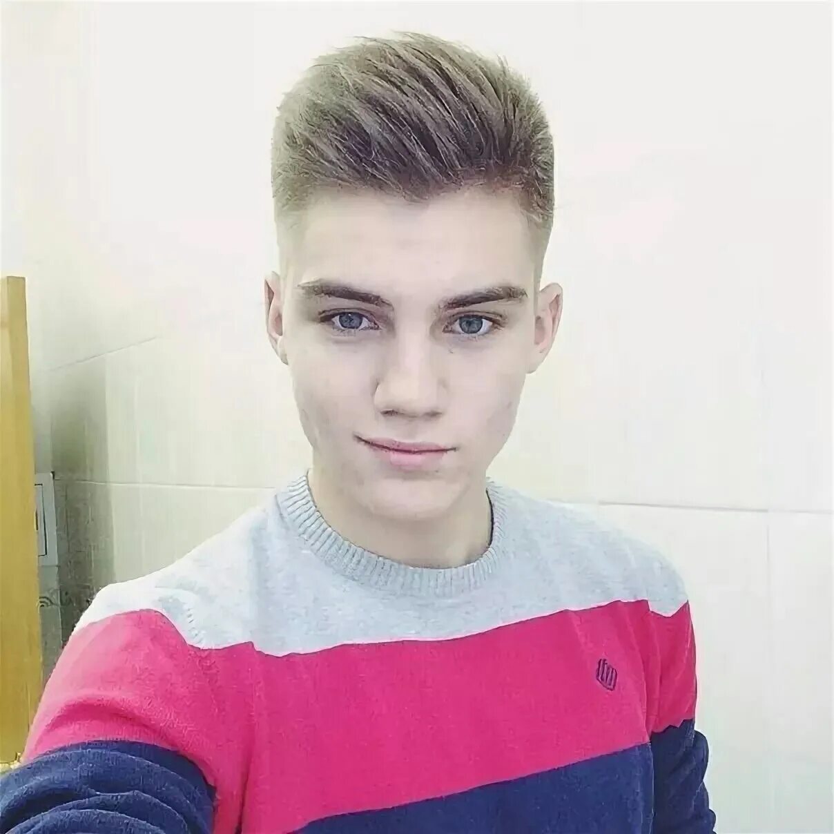 Слушать eighteen. Парень подросток. Поздравление с 18 летием. Eighteen years. Обычный красивый парень.