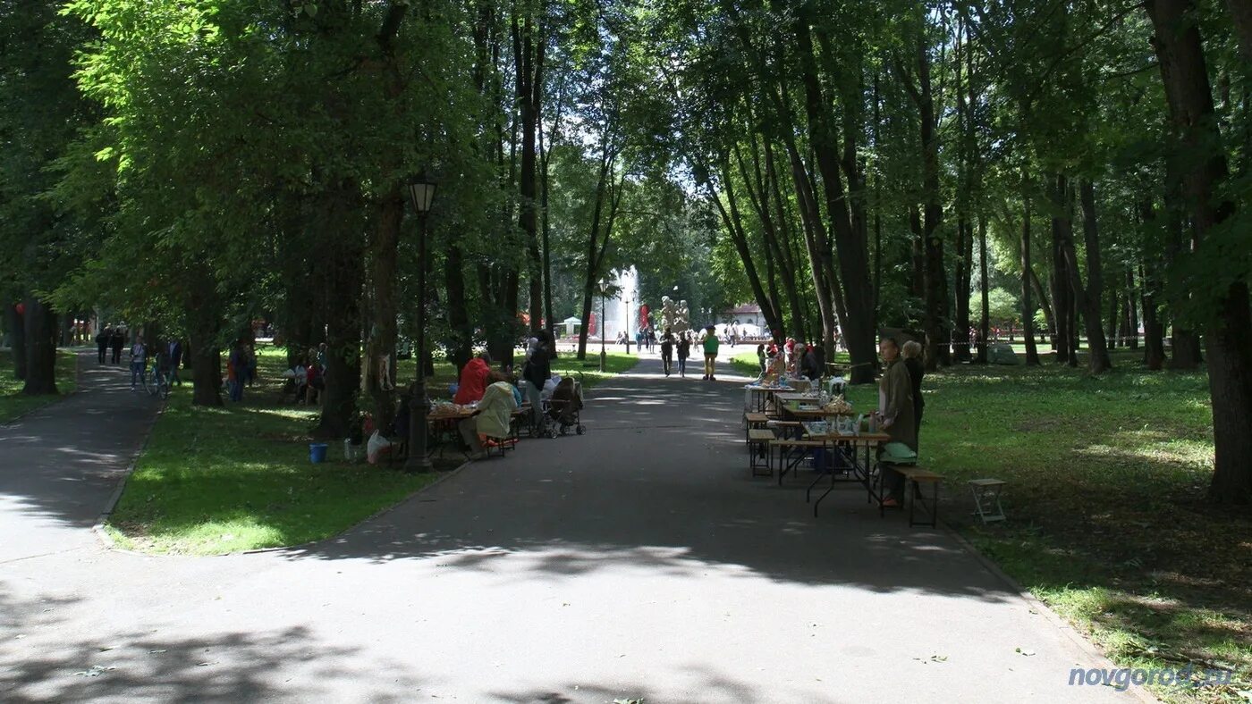 Парки великого новгорода сайт. Кремлевский парк Великий Новгород. Великий Новгород Кремлевский парк шашлыки. Кремлёвский парк Великий Новгород в мае месяце. Прогулка в парке Великий Новгород.