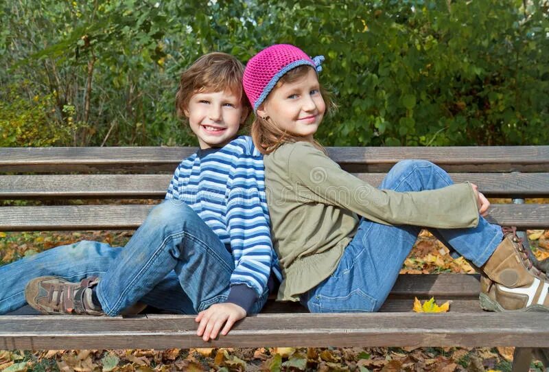 Мальчик и девочка любовь. Дети сидят на лавочке. Где девочка с мальчиком т. Мальчик с девочкой дружил. Где девочка с мальчиком т.