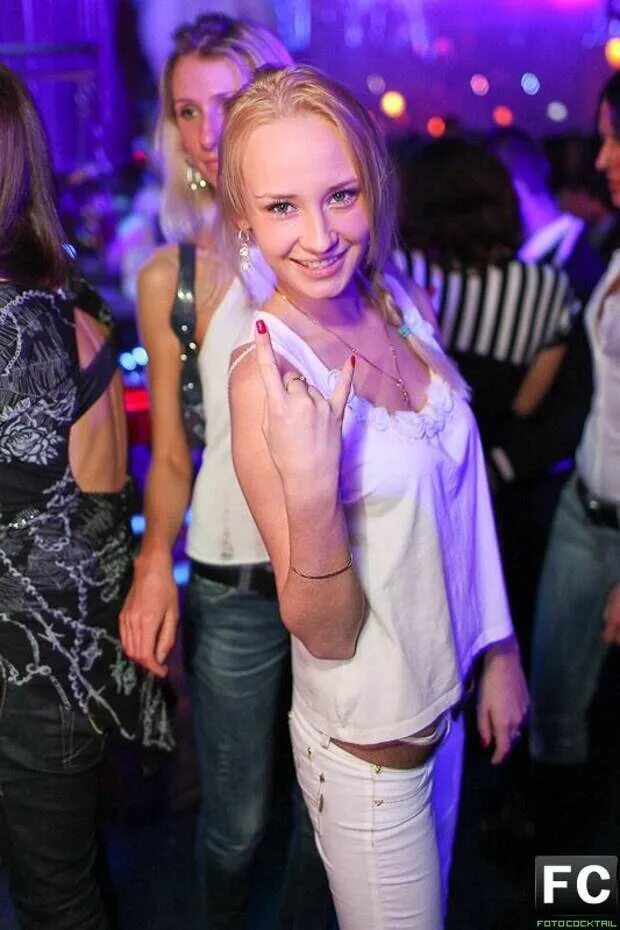 Молоденькие в ночном клубе. Танцы в ночном клубе. Молоденькие в ночном клубе. Красивые девушки в клубе. Девушки на дискотеке.
