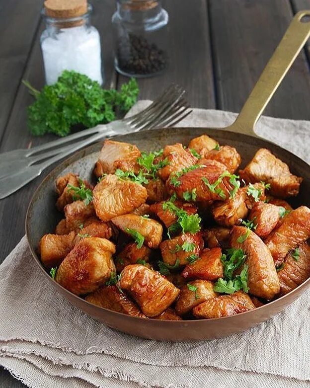 Индейка на второе быстро и вкусно. Филе бедра индейки в соевом соусе. диетическая индейка в соевом соусе. индейка в медово-соевом соусе. индейка в соевом соусе на сковороде кусочками.