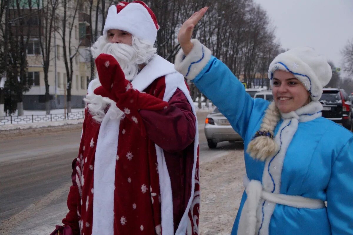 улочка снегурочка. костюм деда мороза и снегурочки. костюм деда мороза и снегурочки. дед мороз и снегурочка праздник. дед мороз и снегурочка на улицу.