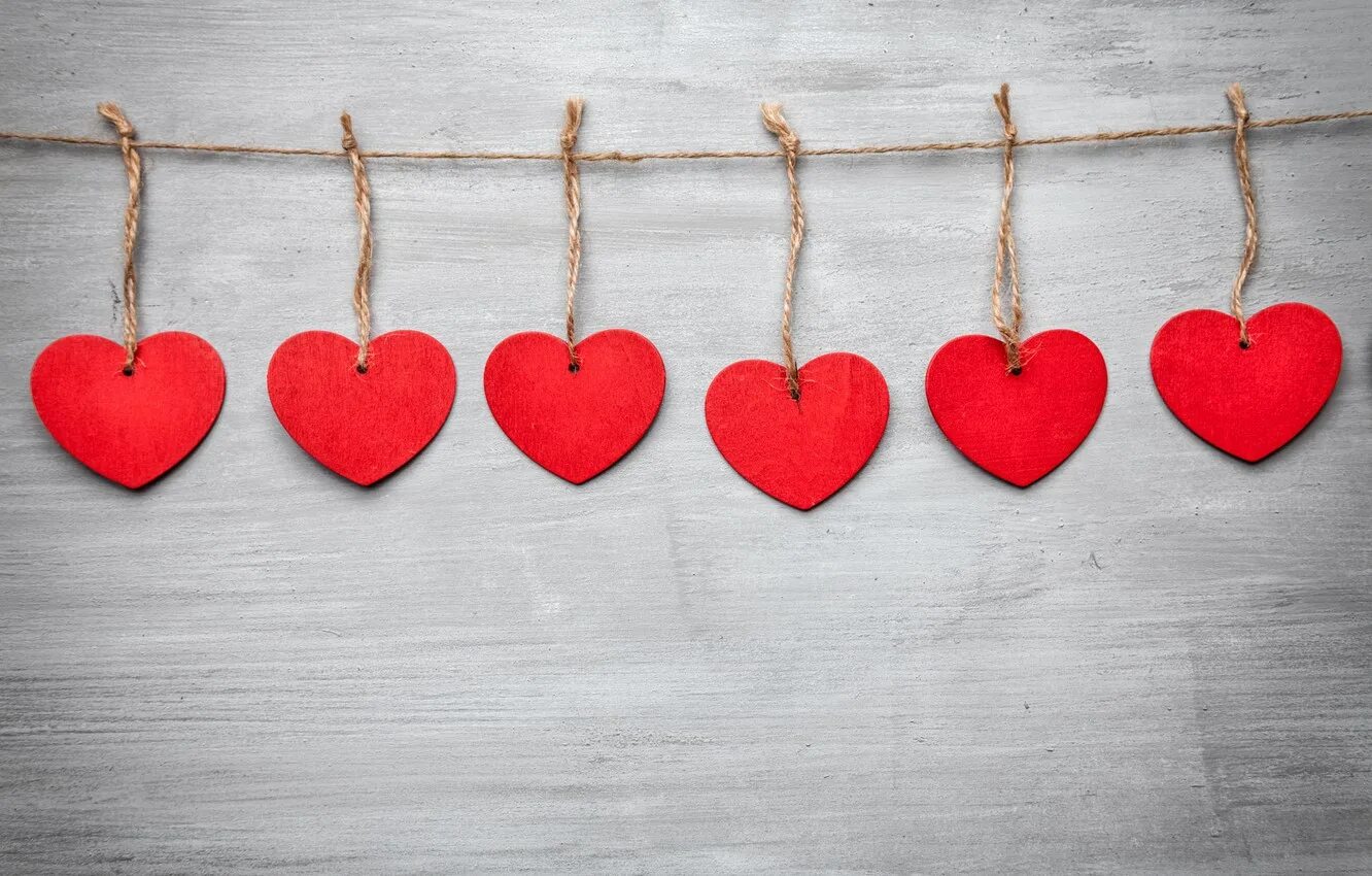 Сердце на веревочке содержание. Рисунок красного сердца на веревочки. Веревка на фон красная сердце. Сердечки на веревочке на прищепках. Сердце на веревочке содержание.