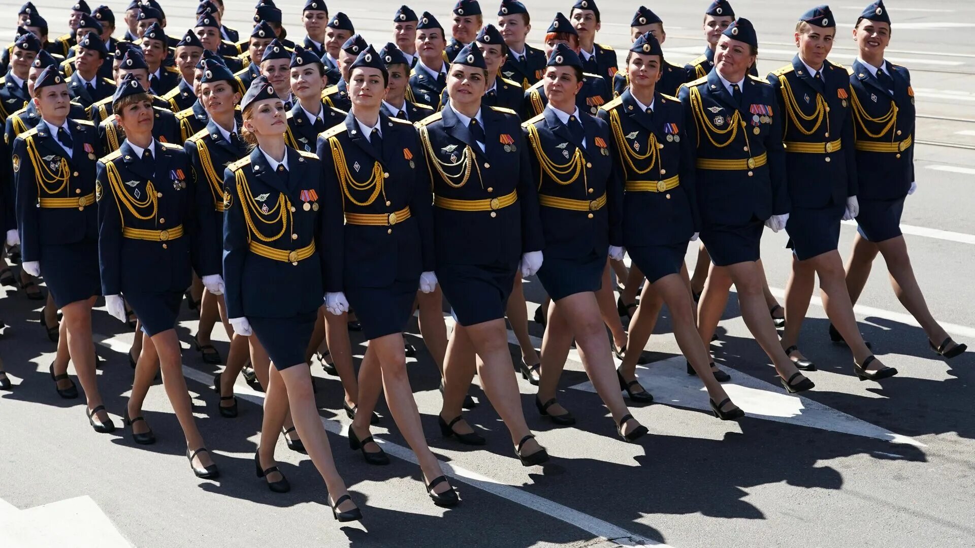 Женщины на параде. Женщины в строю все. Девушки маршируют на параде. Девушки маршируют на параде. Женщины в строю все.