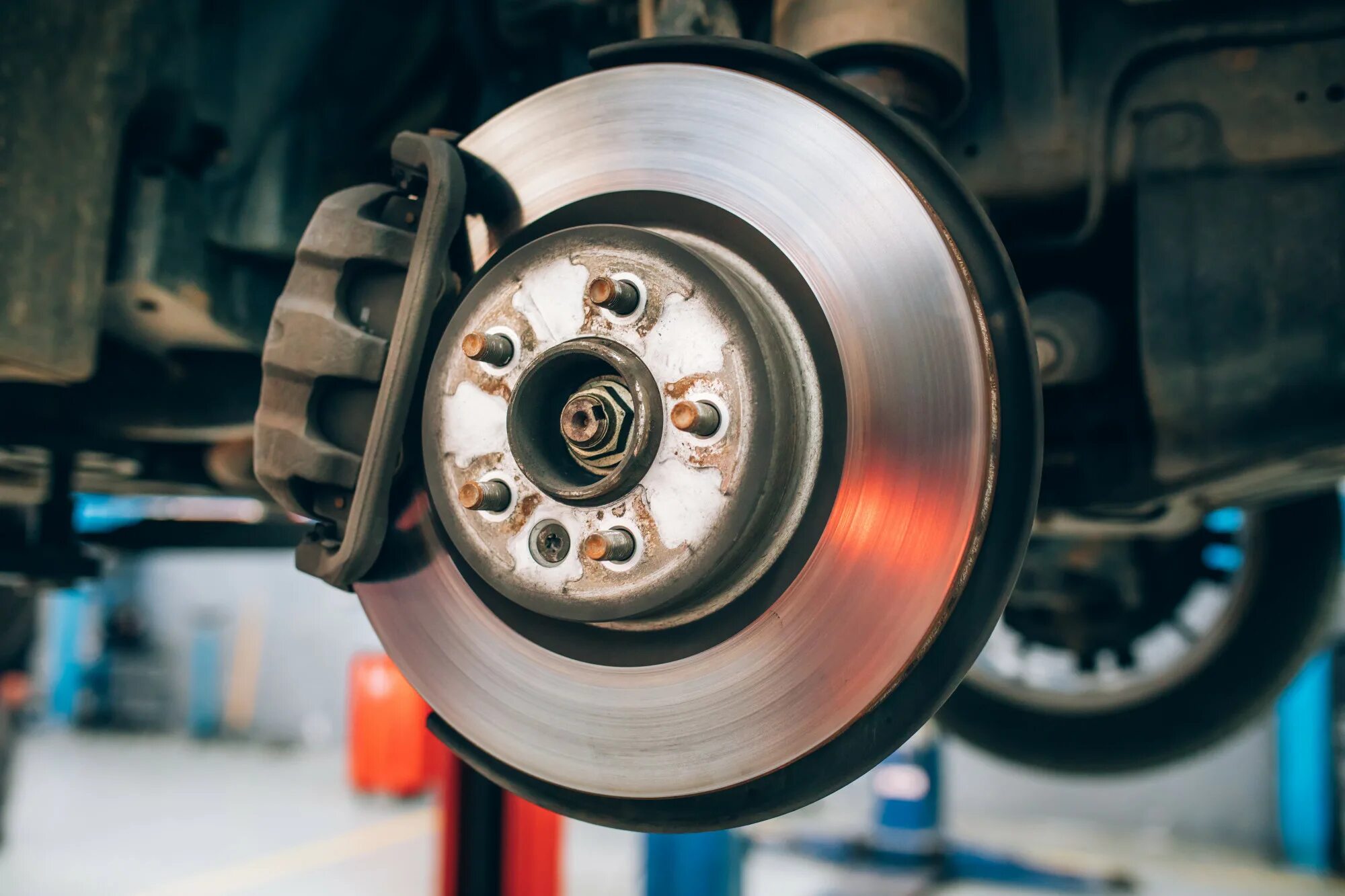 Brake in the car. Ремонт тормозной системы. диагностика тормозной системы. тормозной диск в разборе. car brakes.