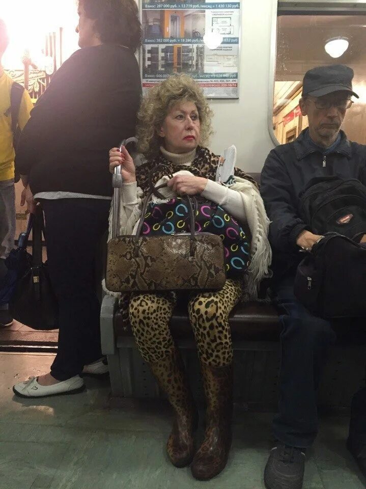 Бабушки в лосинах. Смешные люди в метро. Нелепая одежда. Люди в странной одежде Россия. Бабушка в леопардовом.