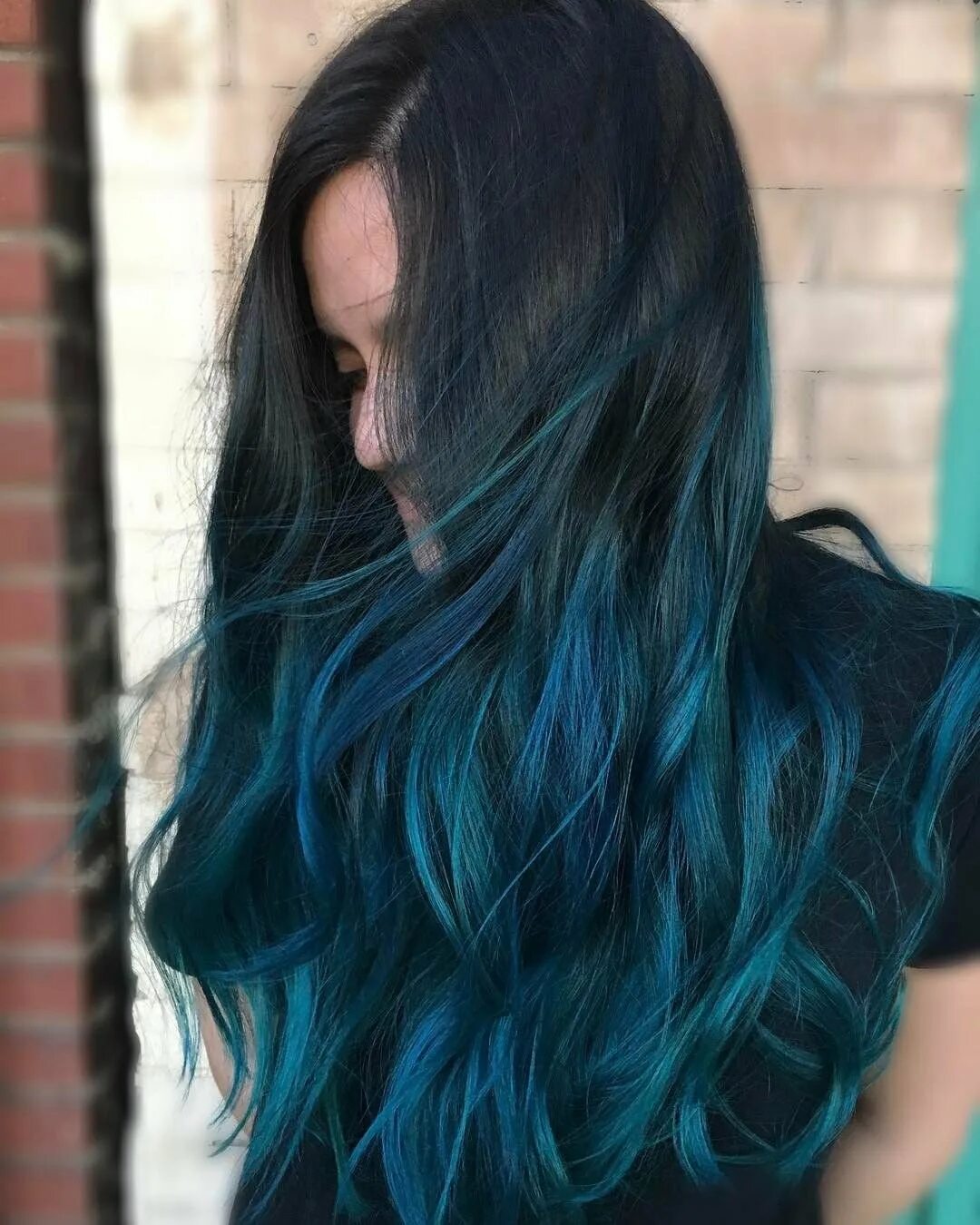 Темно синий цвет волос. Синие концы волос. Черные волосы с синими концами. Сине зеленые волосы. Голубое омбре на темные волосы.