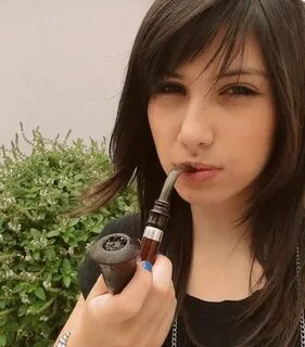 Девушки курят трубку