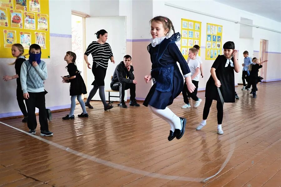 Перемена в школе. Дети в школе на перемене. Перменав школе. Ученики на перемене. Подвижная перемена в школе