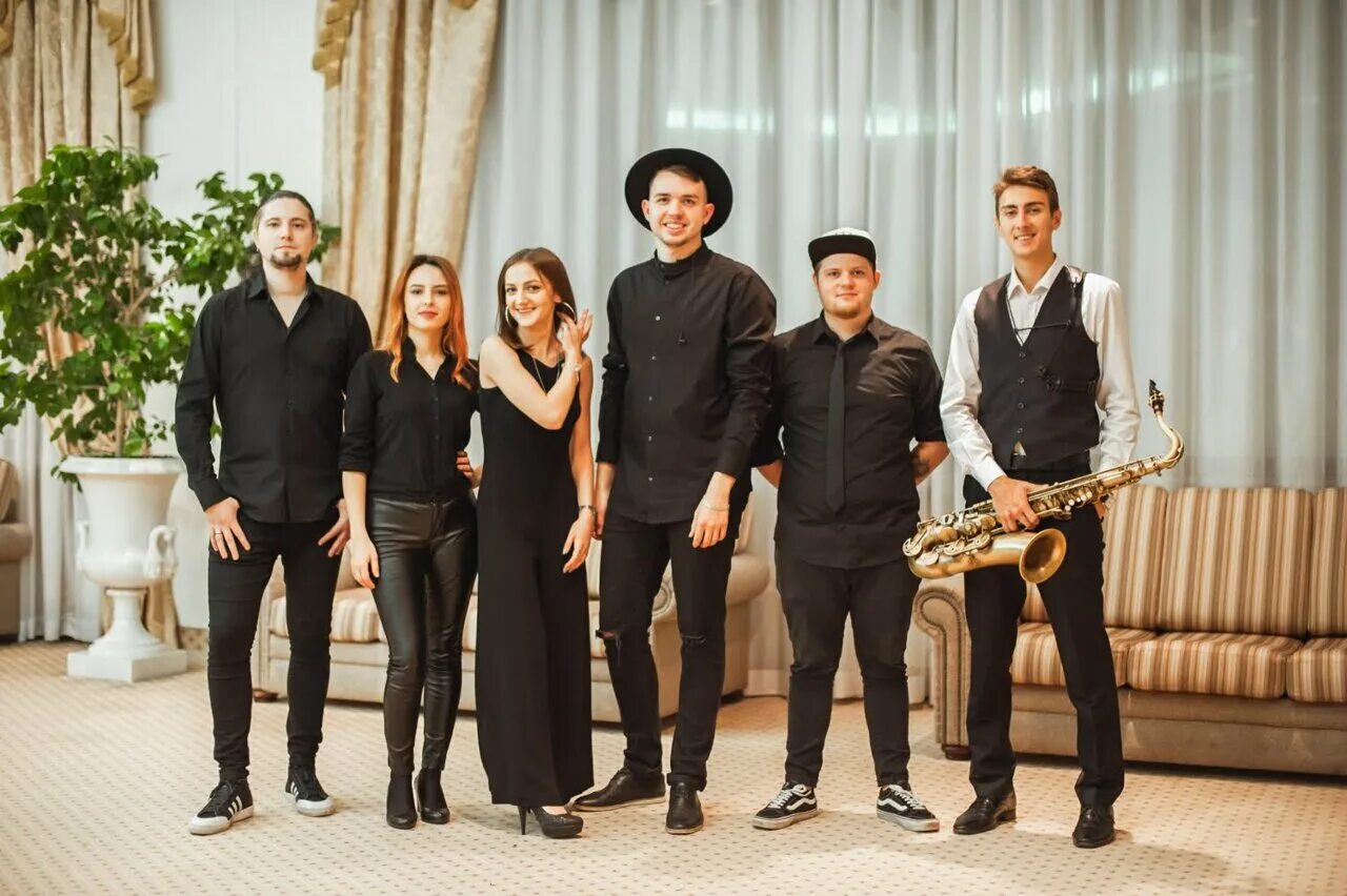 Как называется кавер. Кавер группа mercury. крюков band кавер группа. мингазов кавер группа. кавер-группа меркьюри.