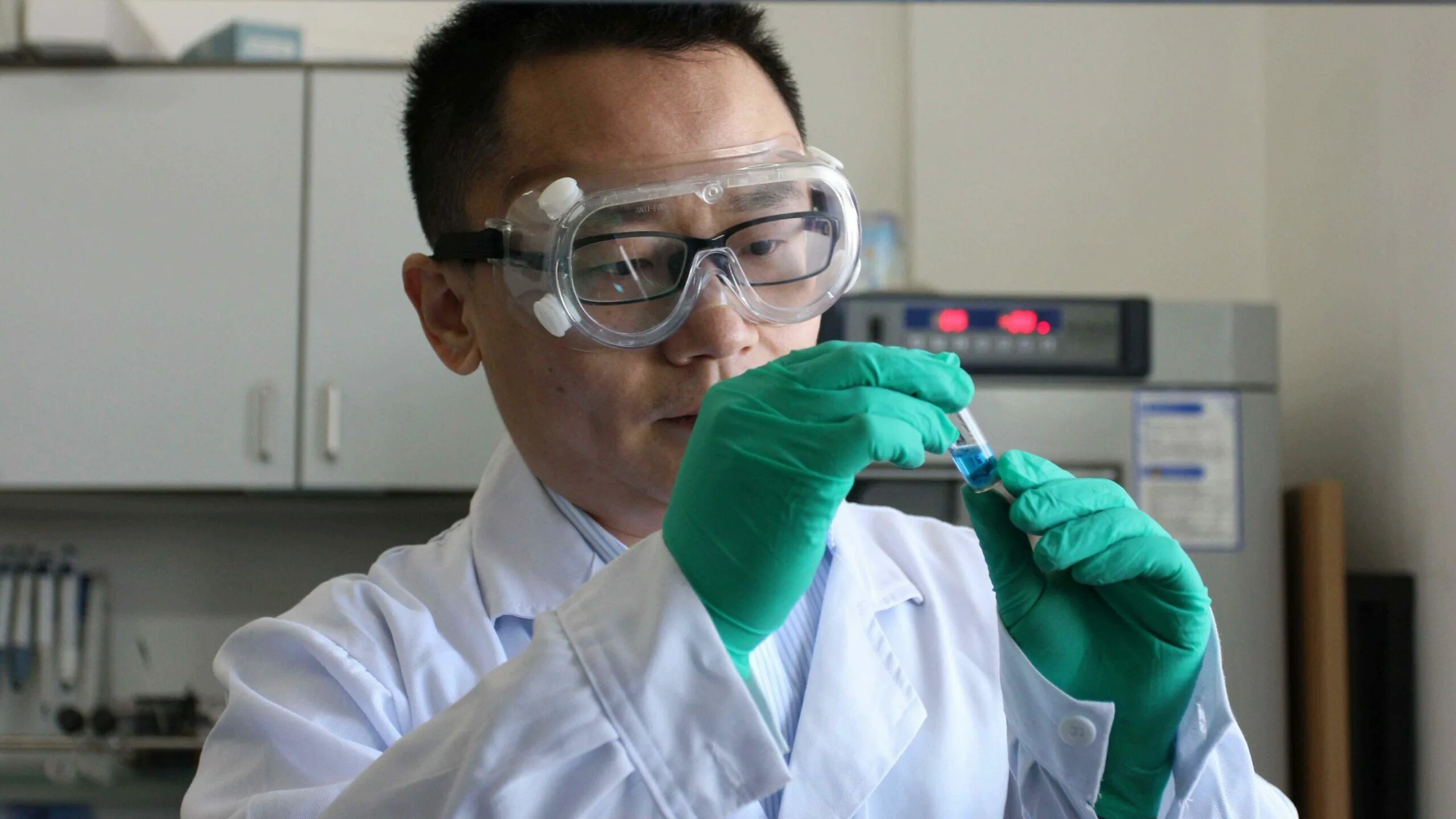 в 2018 году китайский ученый хэ цзянькуй. китайские ученые. китайские ученые. российские ученые в китае. ученый китаец.