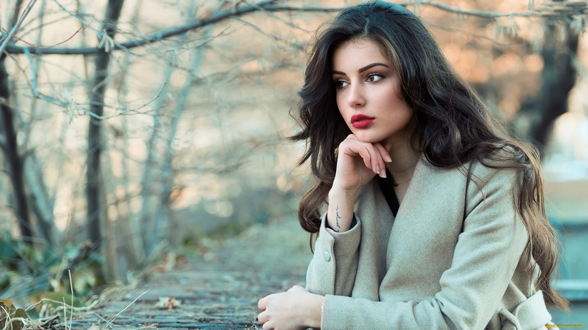 Брюнетка старик. Ester merja модель. ester merja фотосессии. девушка в пальто. девушка брюнетка.