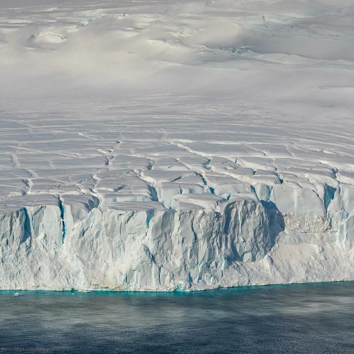 Земля Франца Иосифа Айсберг. Антарктида подо льдом. Город в Антарктиде подо льдом. Ледяная стена. Под ледовый