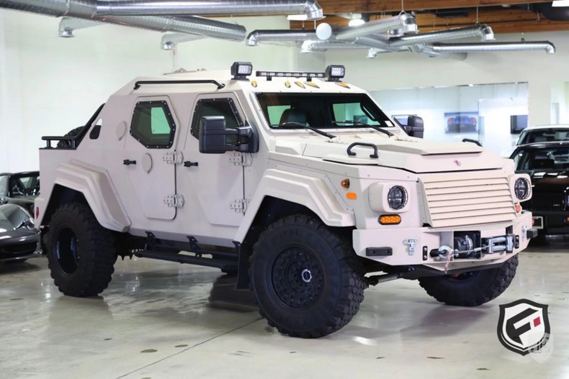 Купить бронированный песня. Внедорожник armet Gurkha f5. Броневик Terradyne Gurkha. Ford f-550 броневик. Ford бронированный f-550.