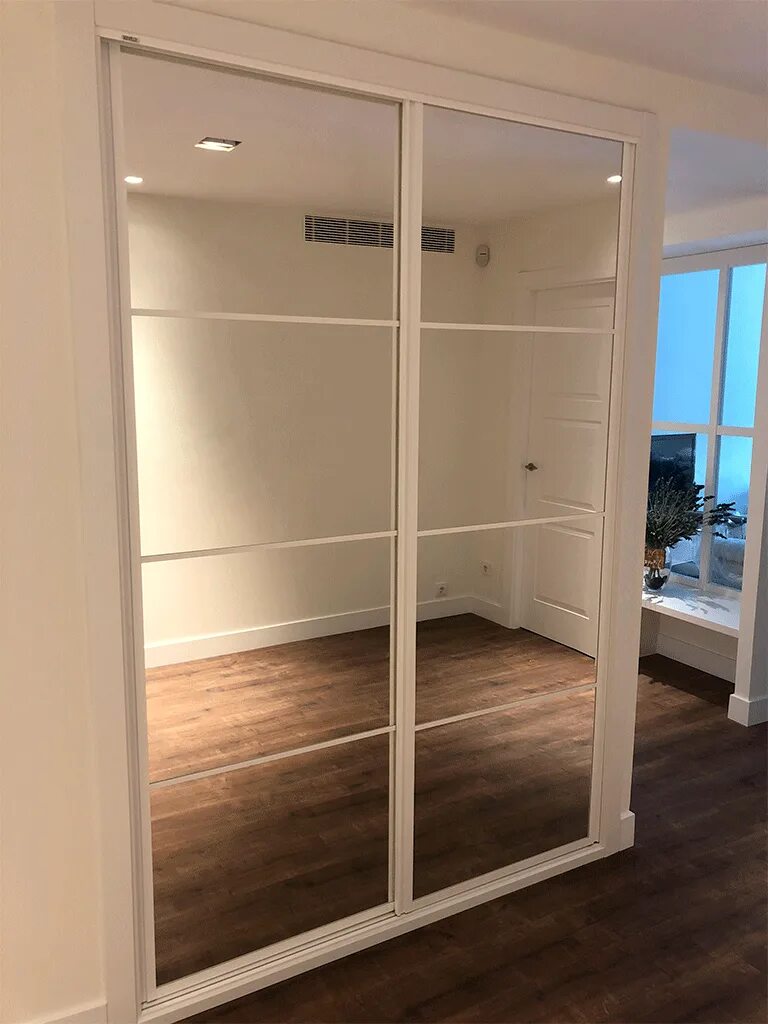 Дверь купе с зеркалом в гардеробную. Шкаф купе Sliding-Door Wardrobe. Шкаф с зеркальными дверями. Раздвижные двери для гардеробной. Гардеробная с раздвижными дверями.