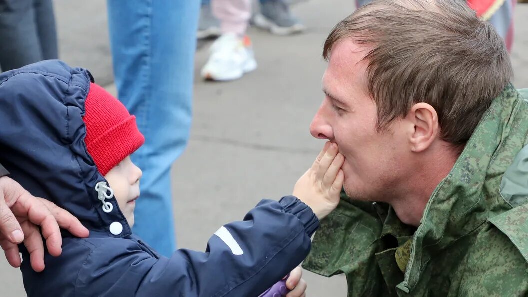 Призыв многодетных отцов. Мобилизованные прощание с детьми. солдат с ребенком. мобилизация многодетных отцов.