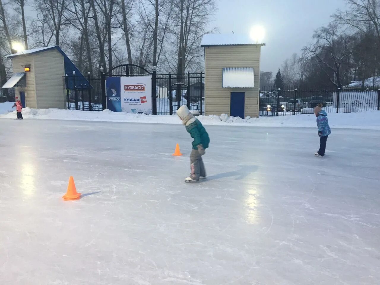 Каток шахтер. Стадион шахтер черногорск. Стадион шахтер кемерово каток. Каток шахтер. Стадион шахтер каток.