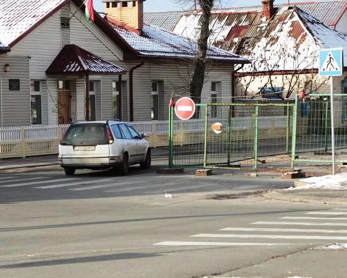 Проехал под кирпич какой штраф. Проезд под кирпич. знак кирпич. заезд под кирпич штраф. заезд под знак кирпич.
