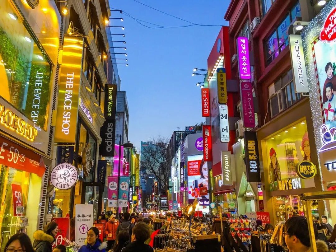 Myeongdong сеул. Южная корея мендон. квартал мёндон сеул. корея улица мёндон. корея сеул улицы мендон.