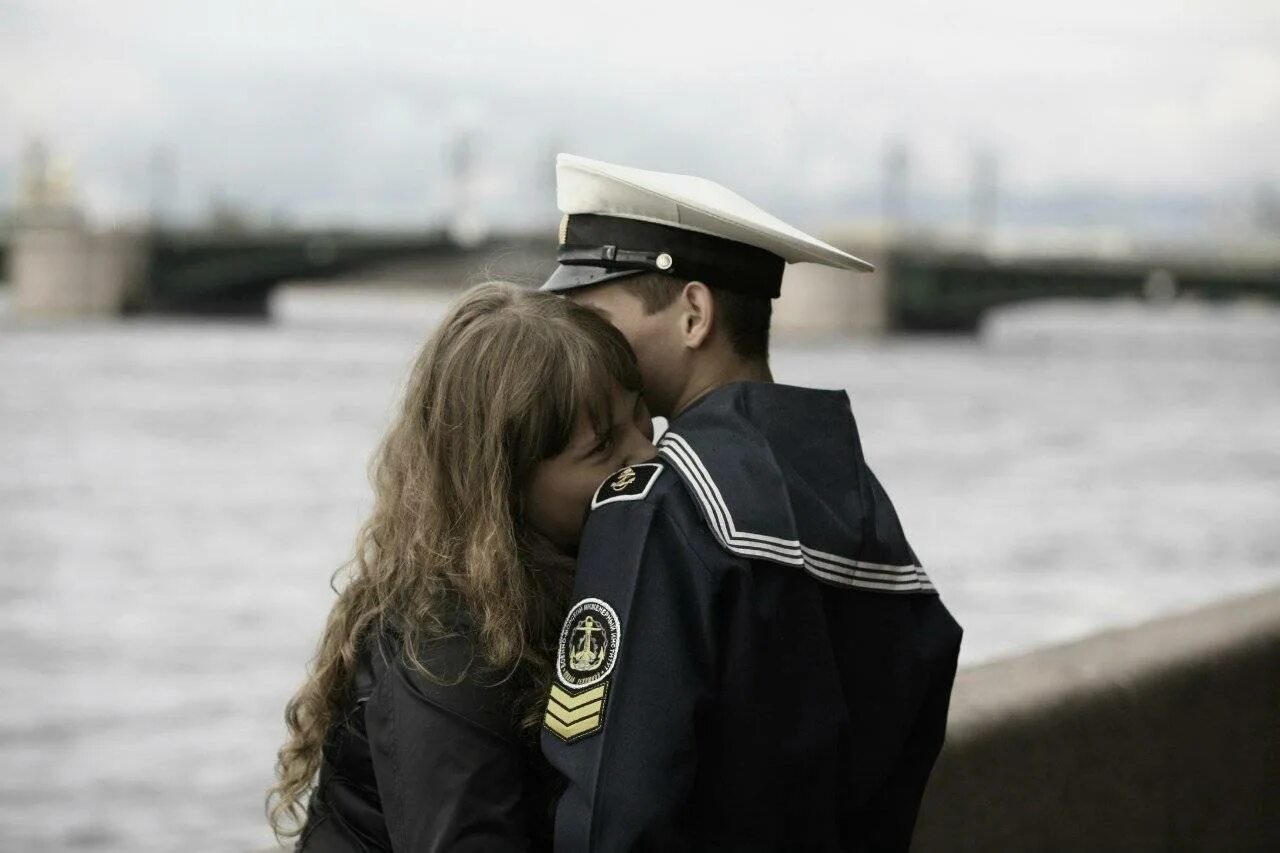 Девушки любят моряков. Моряк и девушка. моряк обнимает девушку. девушки курсанты. встреча моряка.
