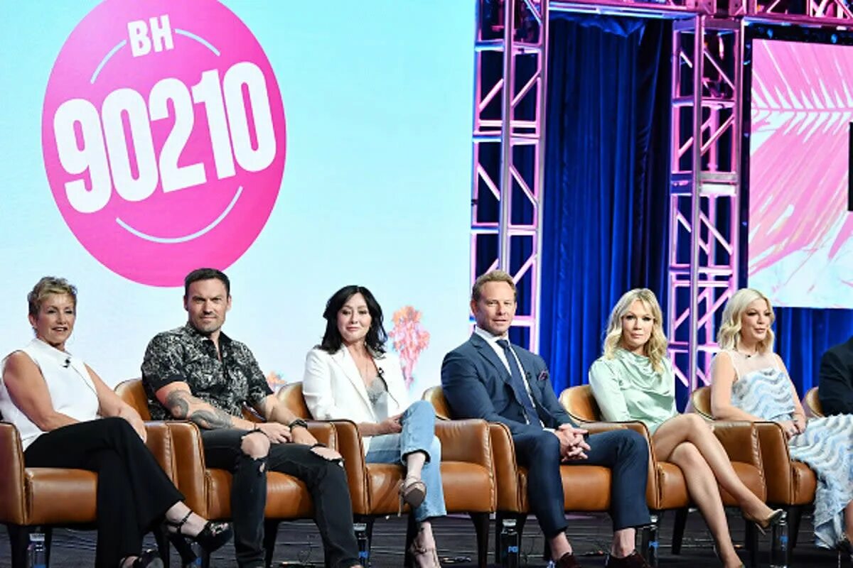 Bh 90210 99 perfume. Беверли-хиллз 90210 каст. Беверли-хиллз 90210. Беверли 2019. Беверли хиллс 90210.
