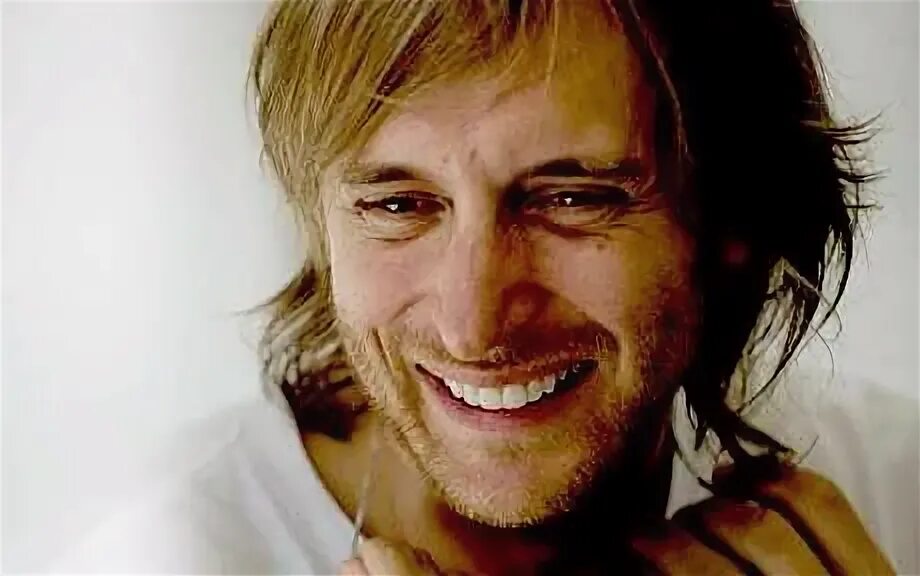 Domino david guetta. Актёр в клипе дэвида гетта. французский актер с зубами. david guetta music.