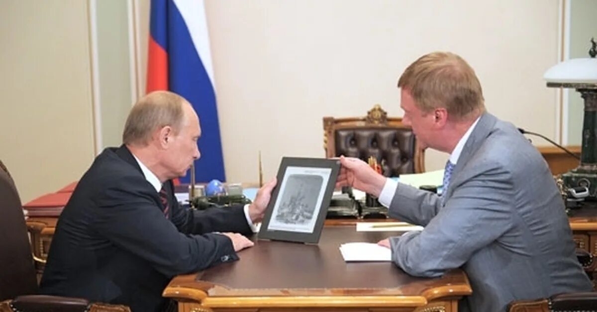 Планшеты с гибким экраном от чубайса. Черно белый планшет роснано. Планшет чубайса. Гибкий планшет чубайса. Планшет чубайса.