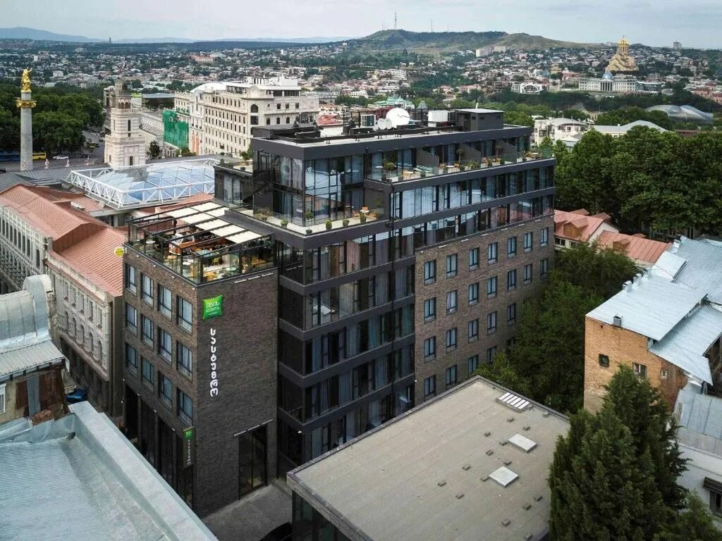 Centre tbilisi. Аксис Тауэр Тбилиси. Pullman Тбилиси. Отель Ибис Тбилиси. Pullman Hotel Тбилиси.