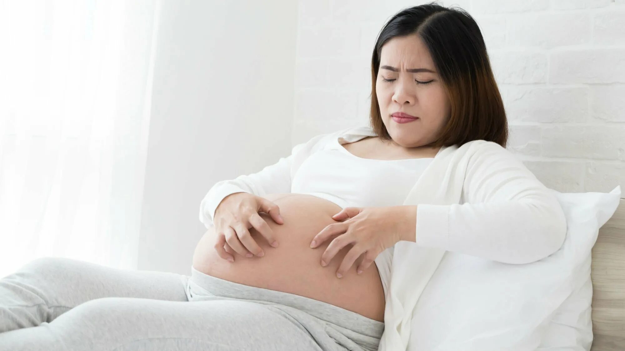 Зуд после беременности. Живот беременной женщины. Сильно беременные.