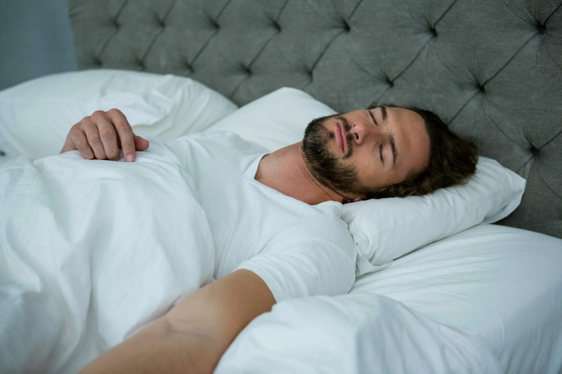 Hairy sleep. Спящий человек. Спящий человек в кровати.