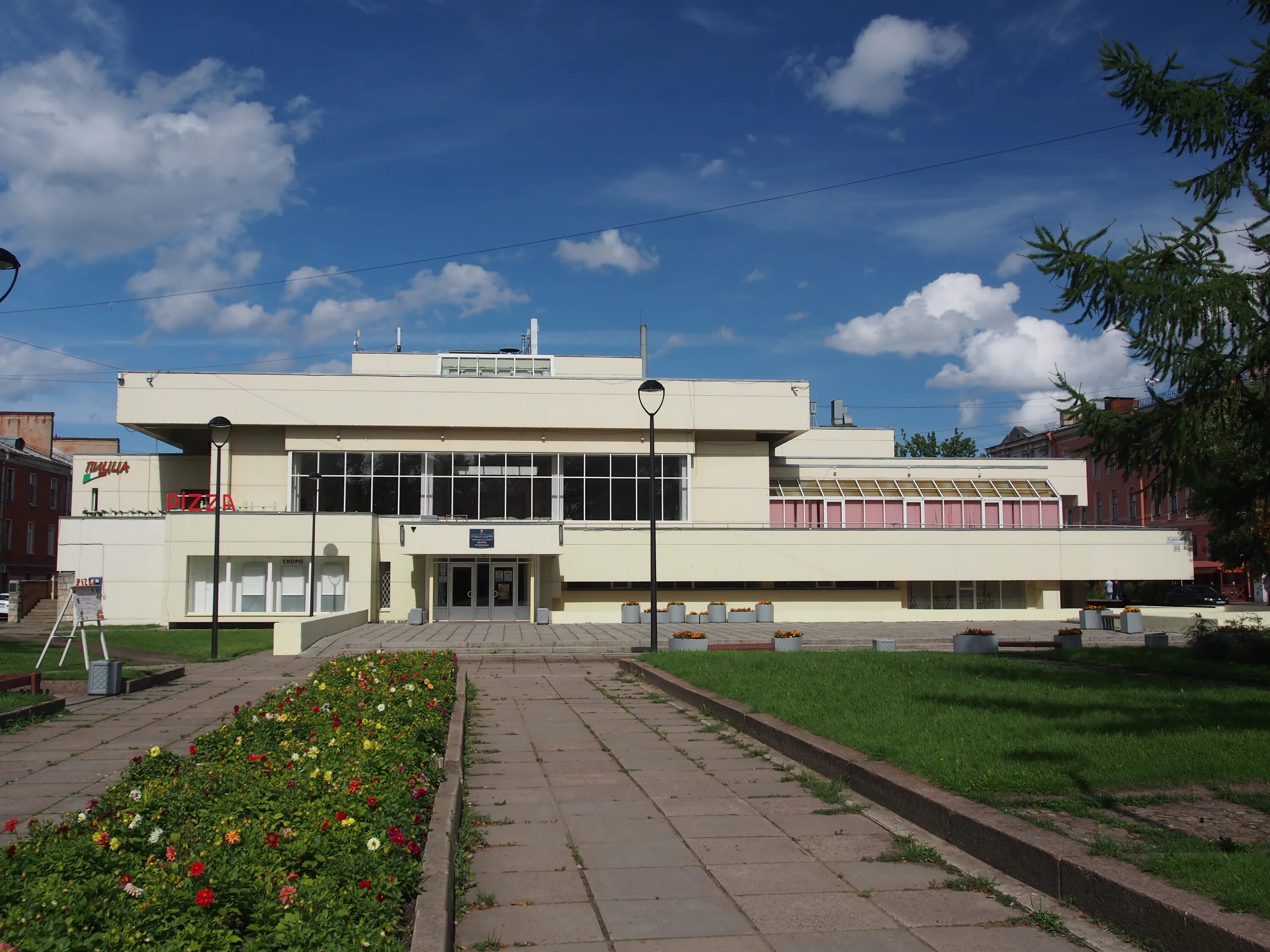 Дворец молодежи кронштадт. Площадь рошаля в кронштадте. кронштадт дворец молодежи и сквер на рошаля. сквер кронштадтского дворца молодежи.