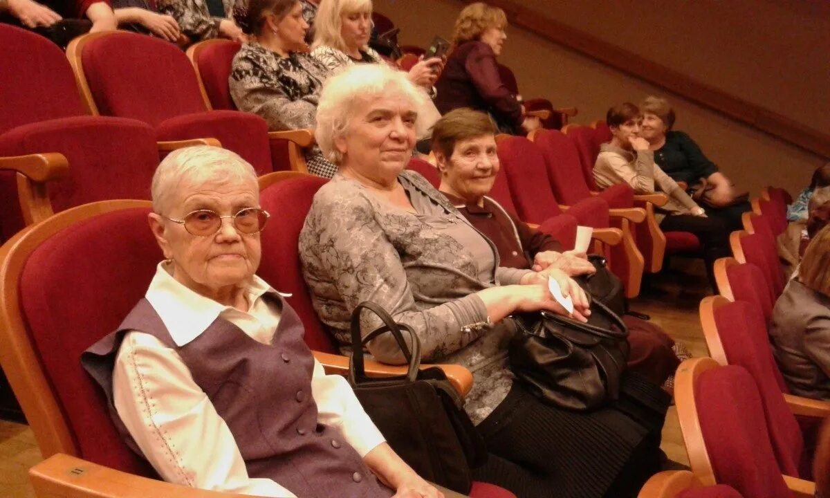 С какого возраста в театр. Пенсионеры в театре. театр для пожилых. пожилые люди в театре. выступления пожилых.