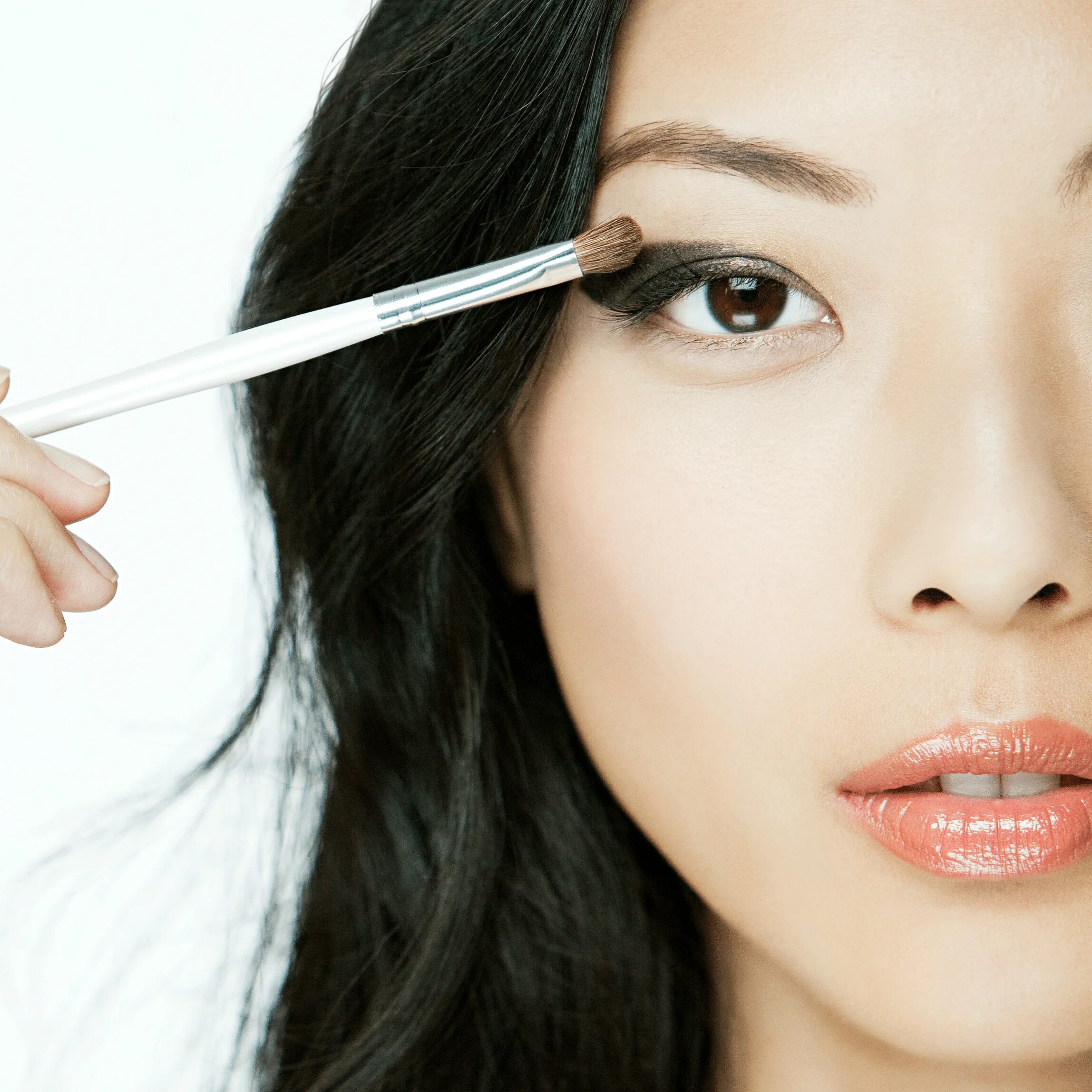 Девушка застилает кровать. Макияж. Бьюти индустрия. Make the. Придать глазам хитринк.