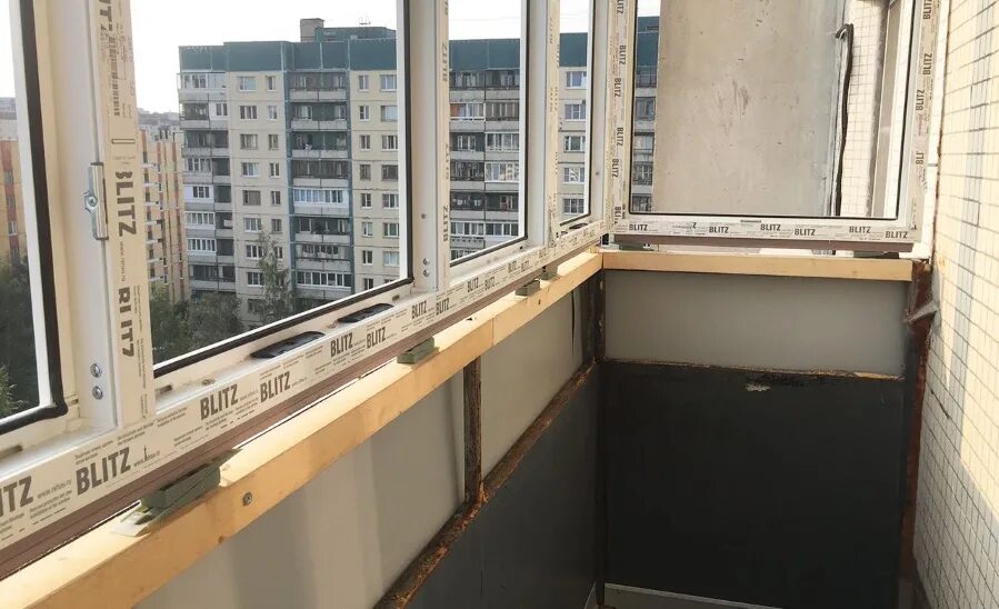 Застекленный балкон. Окно балкон. Монтаж пластиковых окон на балконе. Пластик утплонй балком.