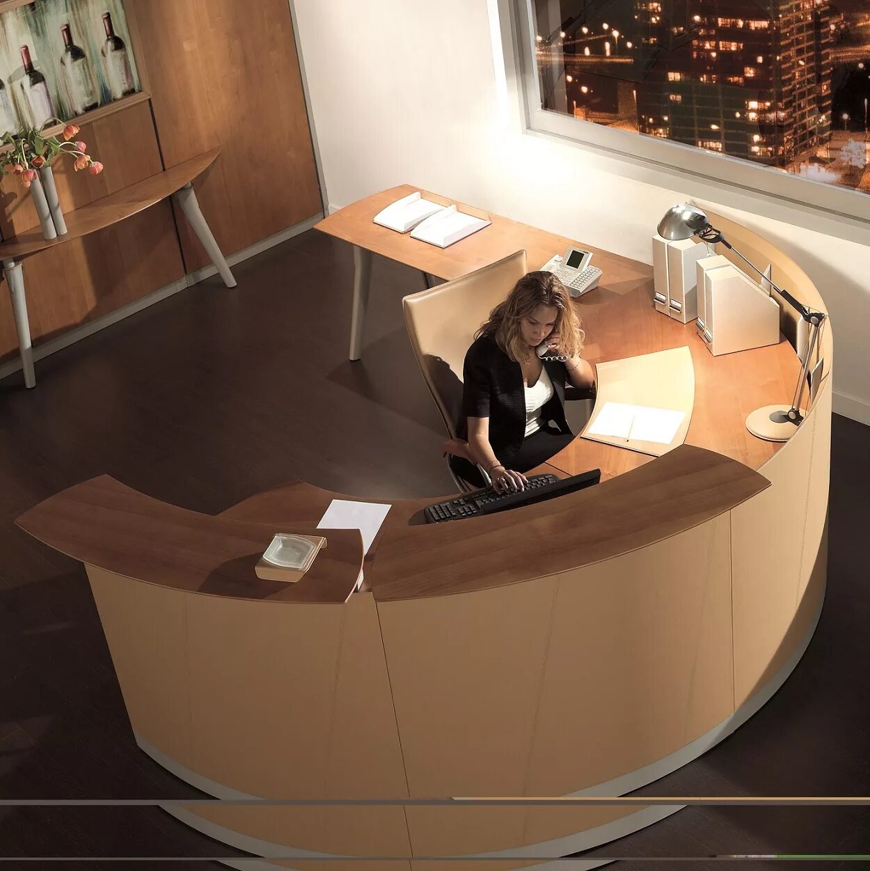 Интерьер комнаты. Письменные столы для гостиниц. Рабочее место спир в гостинице. Офис в гостинице. Стойка ресепшн.