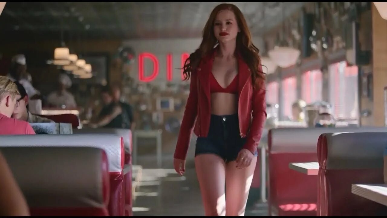 Cheryl S показывает стриптиз возле красного кресла