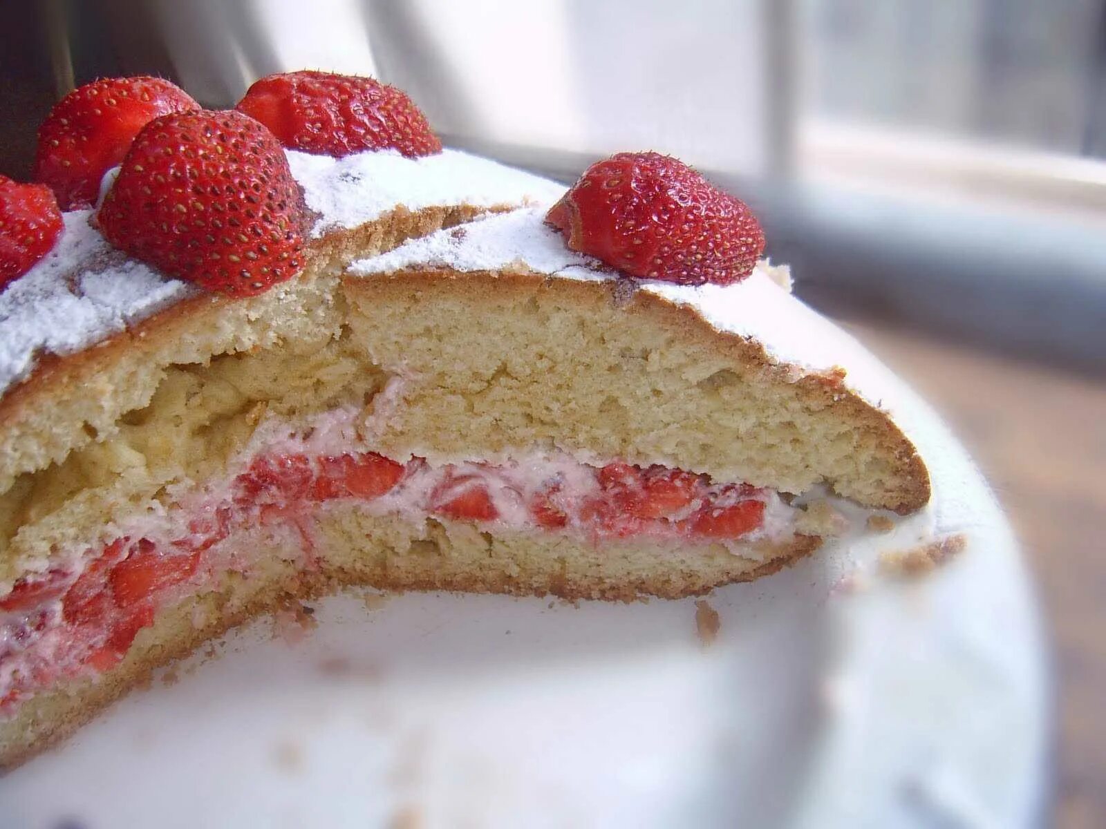 Бисквитный торт с клубникой. Торт "клубничный пломбир". Бисквитный торт "Земляничный". Клубничный торт «бисквит королевы Виктории».