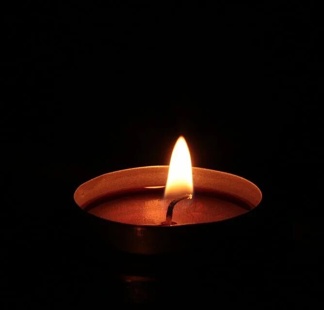 Черная свеча памяти. Свеча на темном фоне. Свеча на черном фоне. Горящая свеча. Свечка на темном фоне.