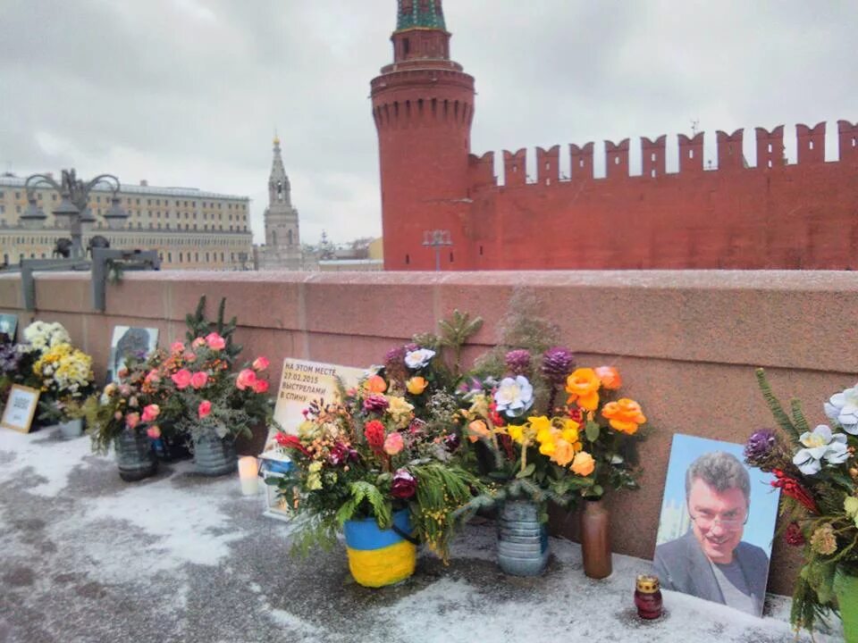 Народный мемориал Немцова восстановили - Teletype